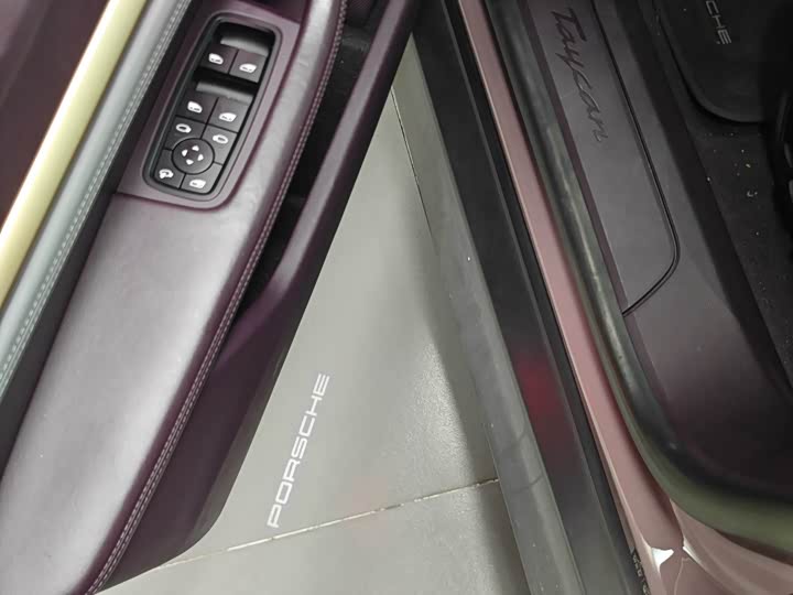 Фото 14 - Porsche Taycan