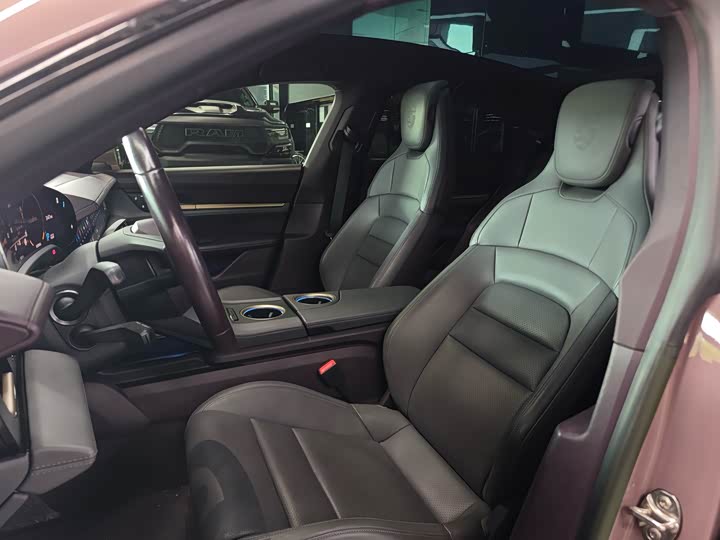 Фото 18 - Porsche Taycan