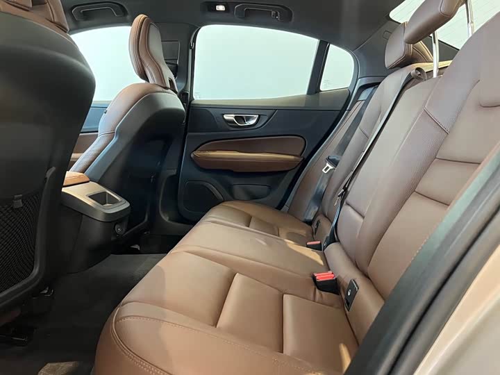 Фото 9 - Volvo S60