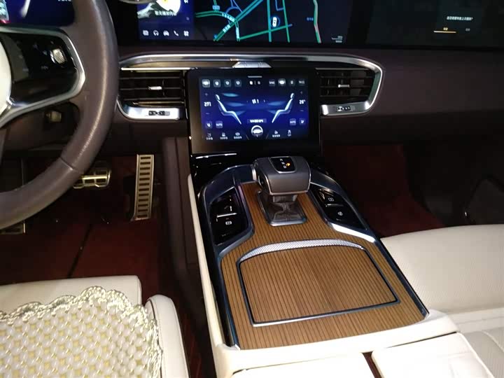 Фото 14 - Hongqi E-HS9