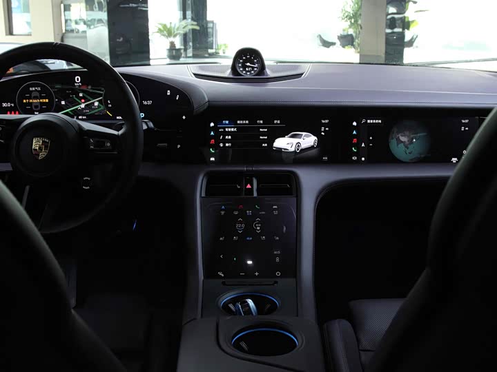 Фото 12 - Porsche Taycan