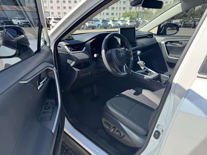 Фото 11 - Toyota RAV4