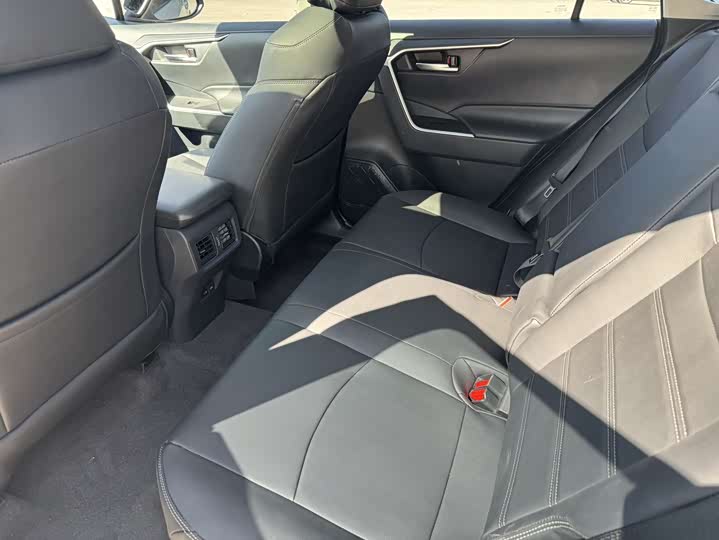 Фото 12 - Toyota RAV4