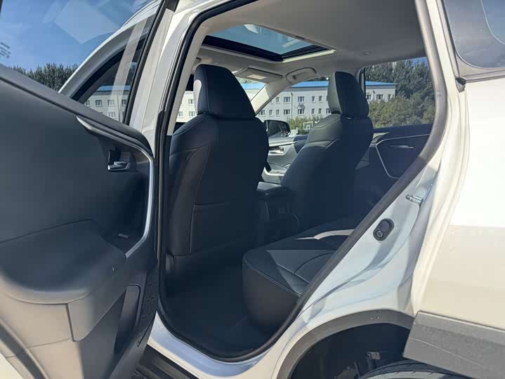 Фото 14 - Toyota RAV4