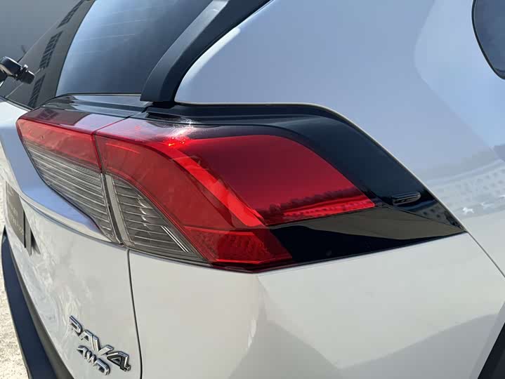 Фото 24 - Toyota RAV4