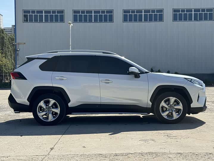 Фото 7 - Toyota RAV4