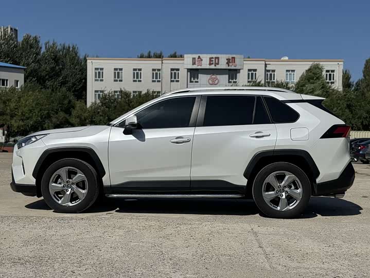 Фото 8 - Toyota RAV4