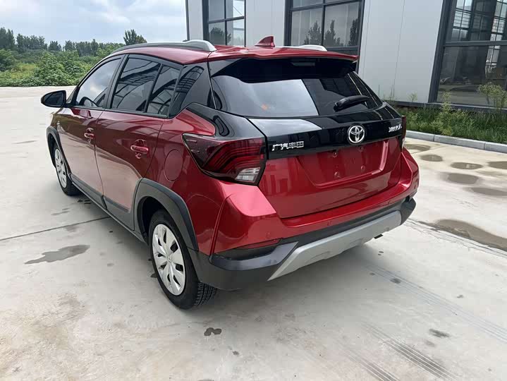 Фото 3 - Toyota Yaris L Hatchback