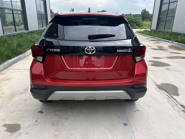 Фото 4 - Toyota Yaris L Hatchback