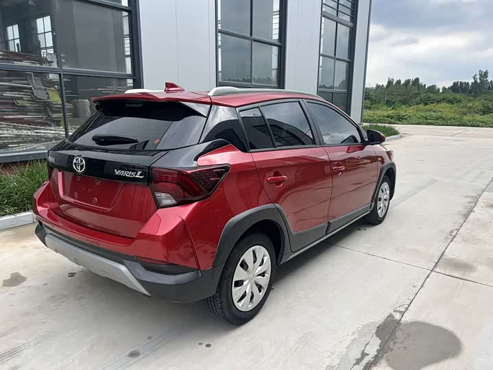 Фото 5 - Toyota Yaris L Hatchback