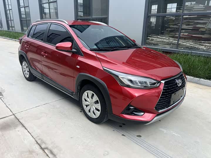 Фото 7 - Toyota Yaris L Hatchback