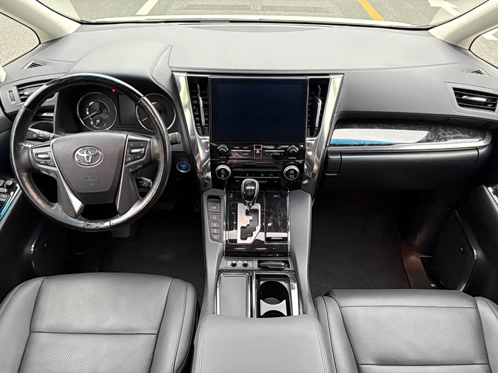 Фото 10 - Toyota Vellfire