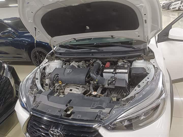 Фото 10 - Toyota Yaris L Hatchback