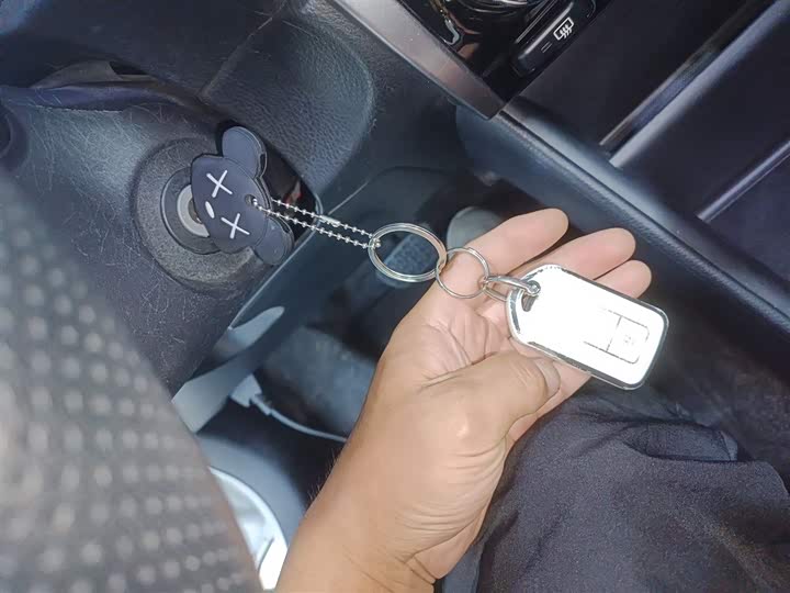 Фото 11 - Toyota Yaris L Hatchback