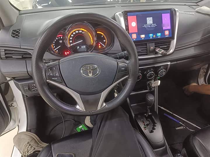 Фото 12 - Toyota Yaris L Hatchback