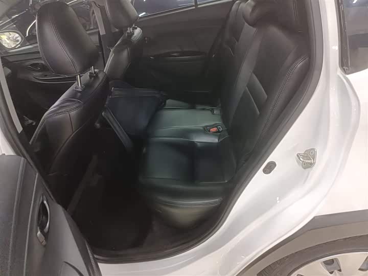 Фото 14 - Toyota Yaris L Hatchback