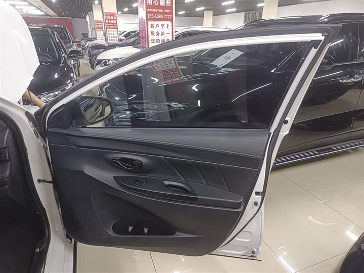 Фото 15 - Toyota Yaris L Hatchback