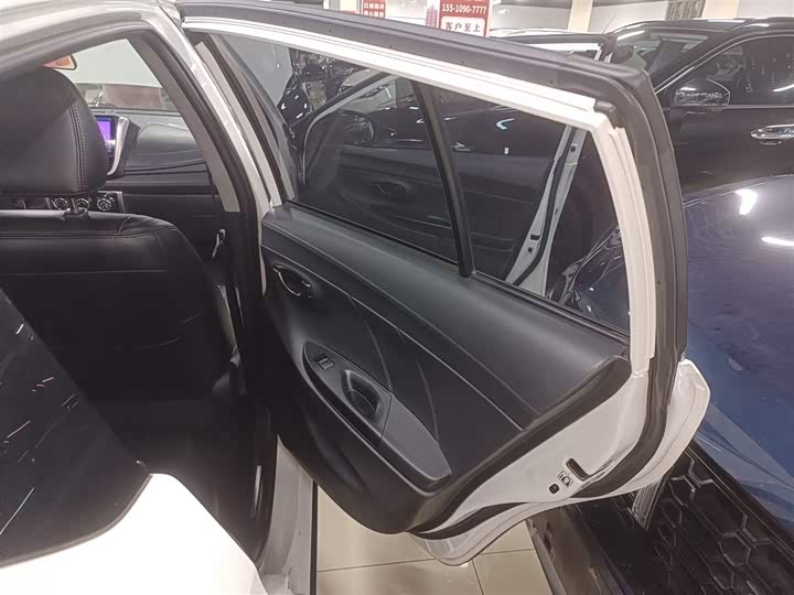 Фото 16 - Toyota Yaris L Hatchback