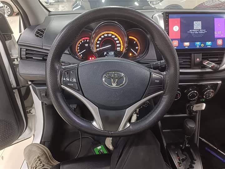 Фото 3 - Toyota Yaris L Hatchback