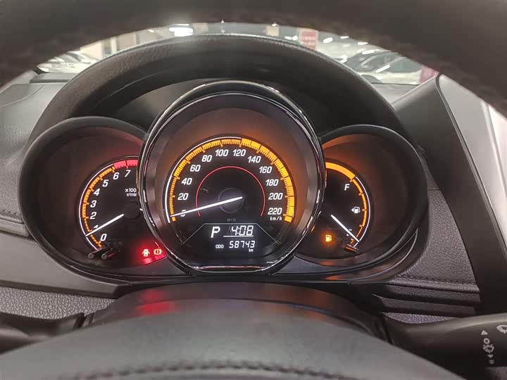 Фото 4 - Toyota Yaris L Hatchback