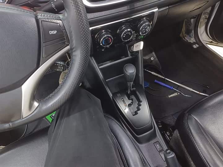 Фото 6 - Toyota Yaris L Hatchback