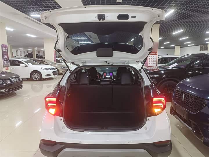 Фото 9 - Toyota Yaris L Hatchback