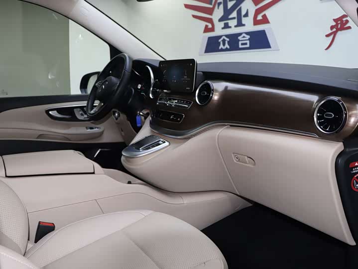 Фото 11 - Mercedes-Benz V-Class