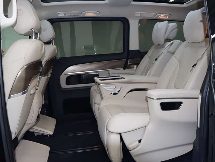 Фото 14 - Mercedes-Benz V-Class