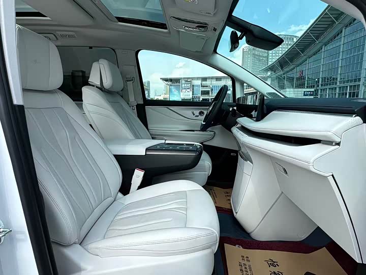 Фото 8 - Buick GL8 Hybrid