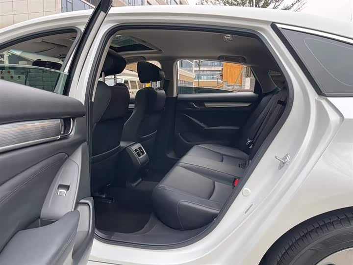 Фото 15 - Honda Accord