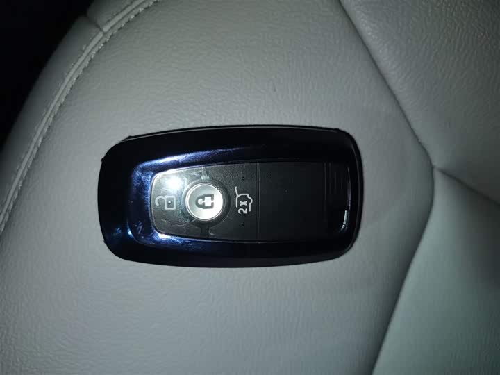 Фото 12 - Ford Explorer