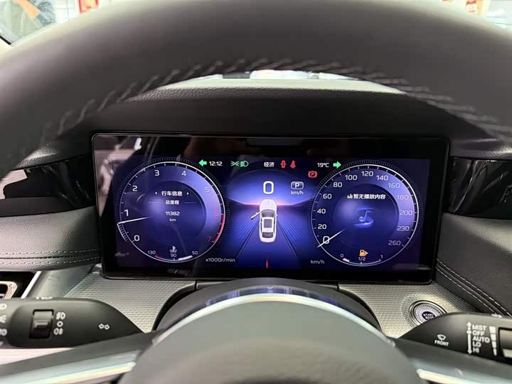 Фото 13 - Hongqi H5