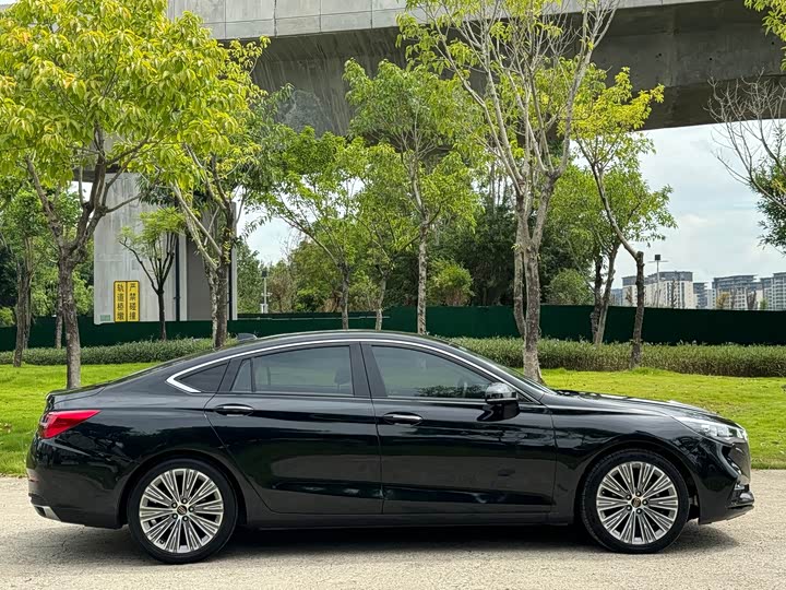 Фото 15 - Hongqi H5