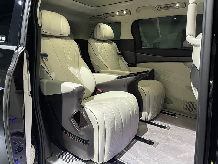 Фото 7 - Denza D9