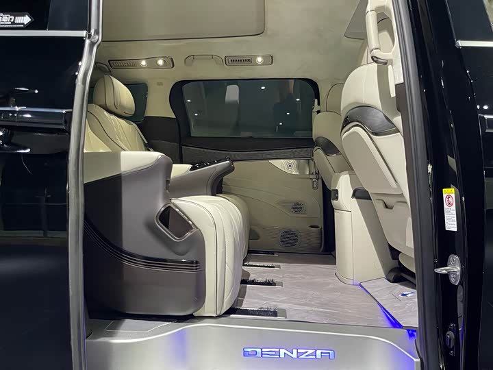 Фото 9 - Denza D9