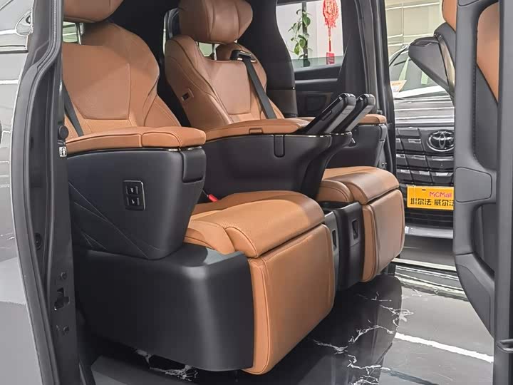 Фото 8 - Toyota Vellfire