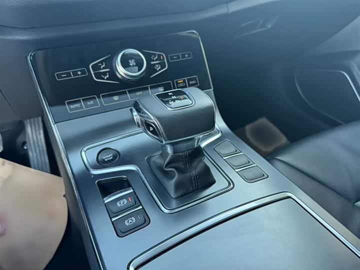 Фото 16 - Hongqi H5