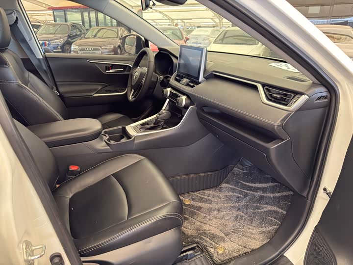 Фото 3 - Toyota RAV4