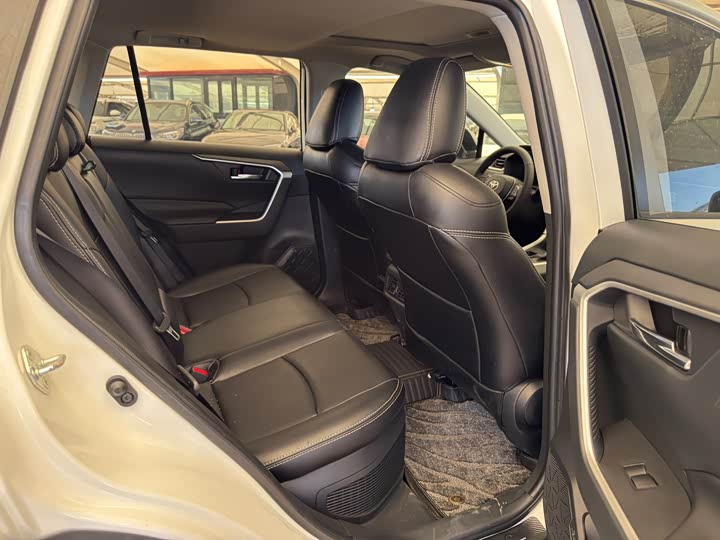 Фото 4 - Toyota RAV4