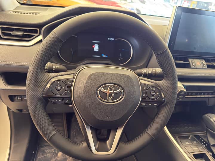 Фото 8 - Toyota RAV4