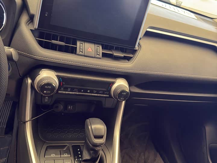 Фото 9 - Toyota RAV4