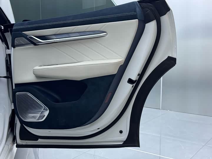 Фото 16 - Zeekr 001