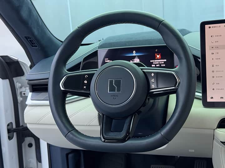 Фото 22 - Zeekr 001