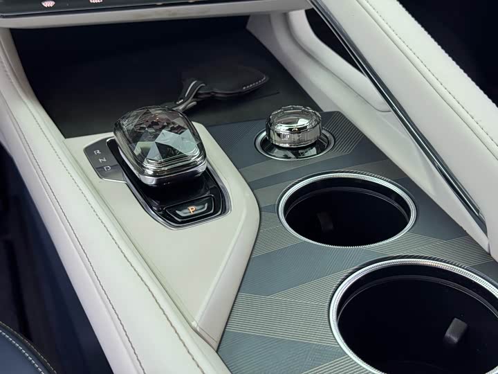 Фото 23 - Zeekr 001