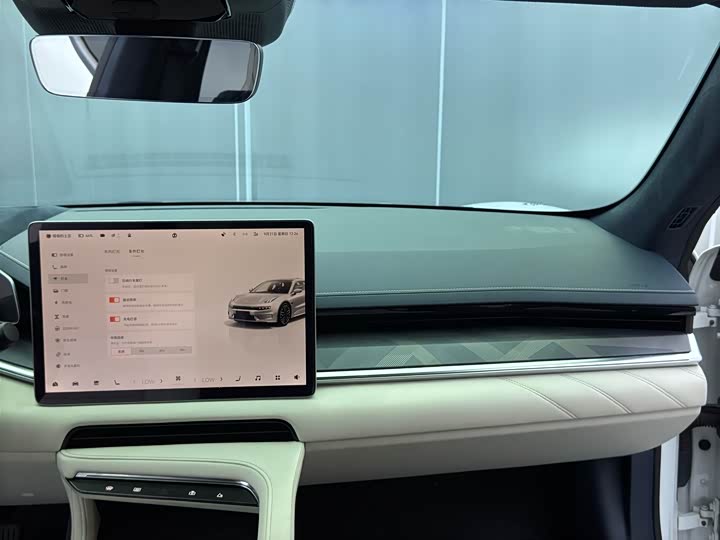 Фото 24 - Zeekr 001