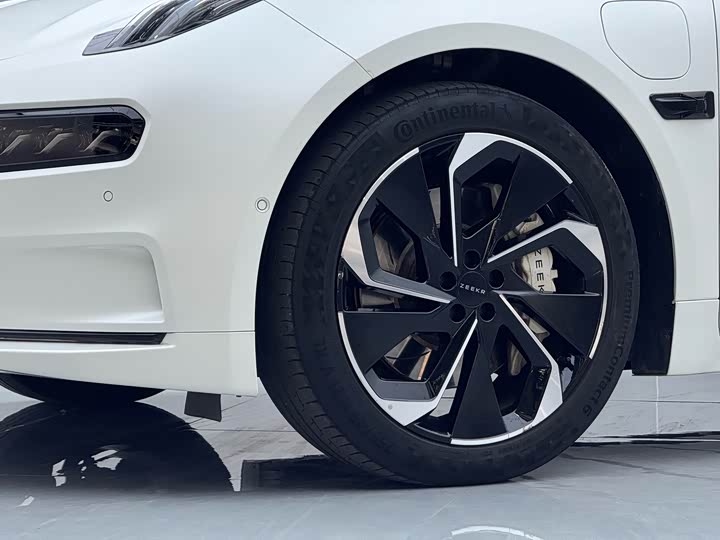 Фото 4 - Zeekr 001