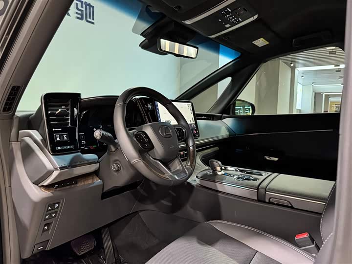 Фото 13 - Lexus LM