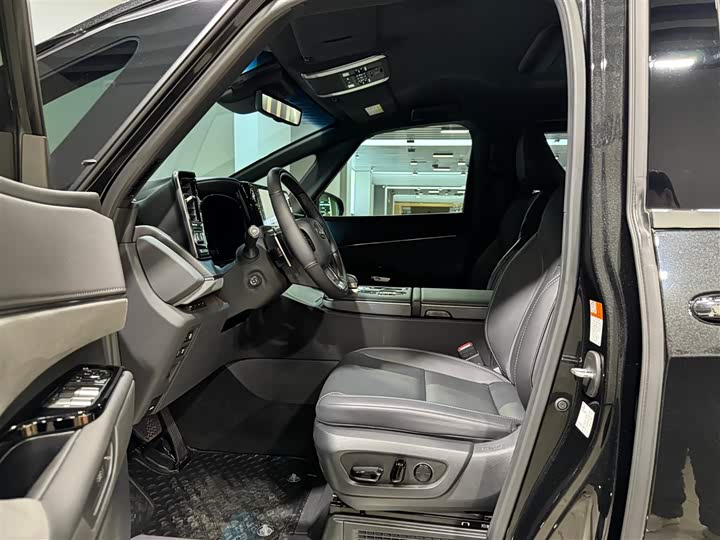 Фото 14 - Lexus LM