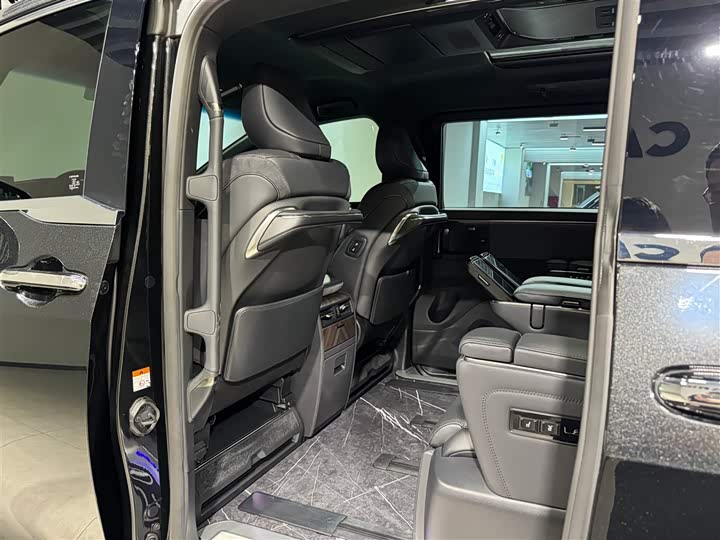 Фото 23 - Lexus LM