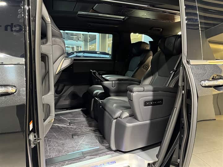 Фото 24 - Lexus LM